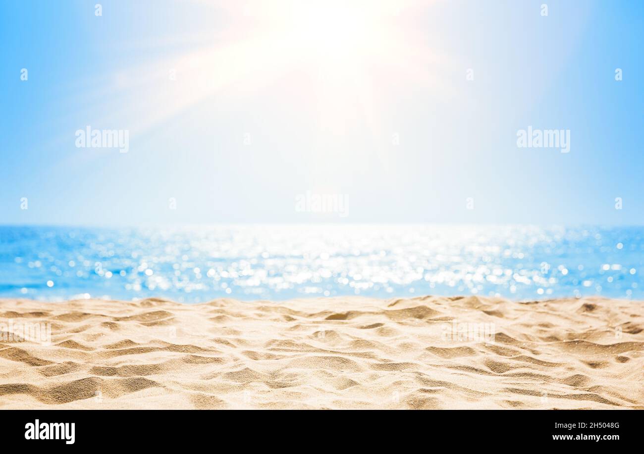 Schöner Sommer weißer Sandstrand und türkisfarbenes Wasser auf den Malediven. Urlaub Sommer Strand Hintergrund. Meereswelle am Sandstrand. Stockfoto