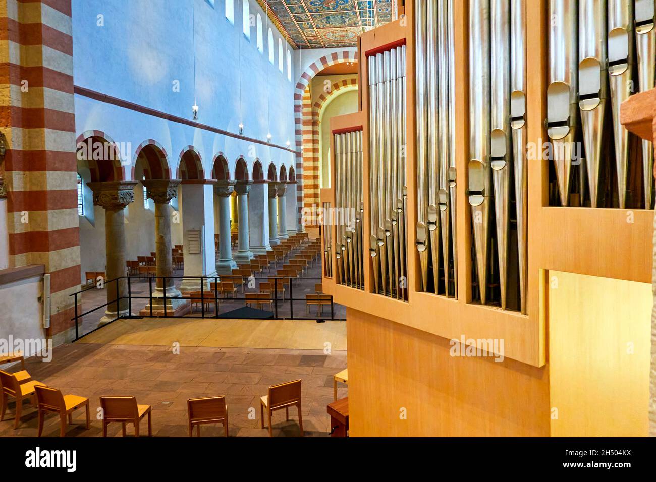 Hildesheim, 4. November 2021: Hinterer Teil der Kirche mit separater Sitzreihe vor den Pfeifen der Kirchenorgel Stockfoto