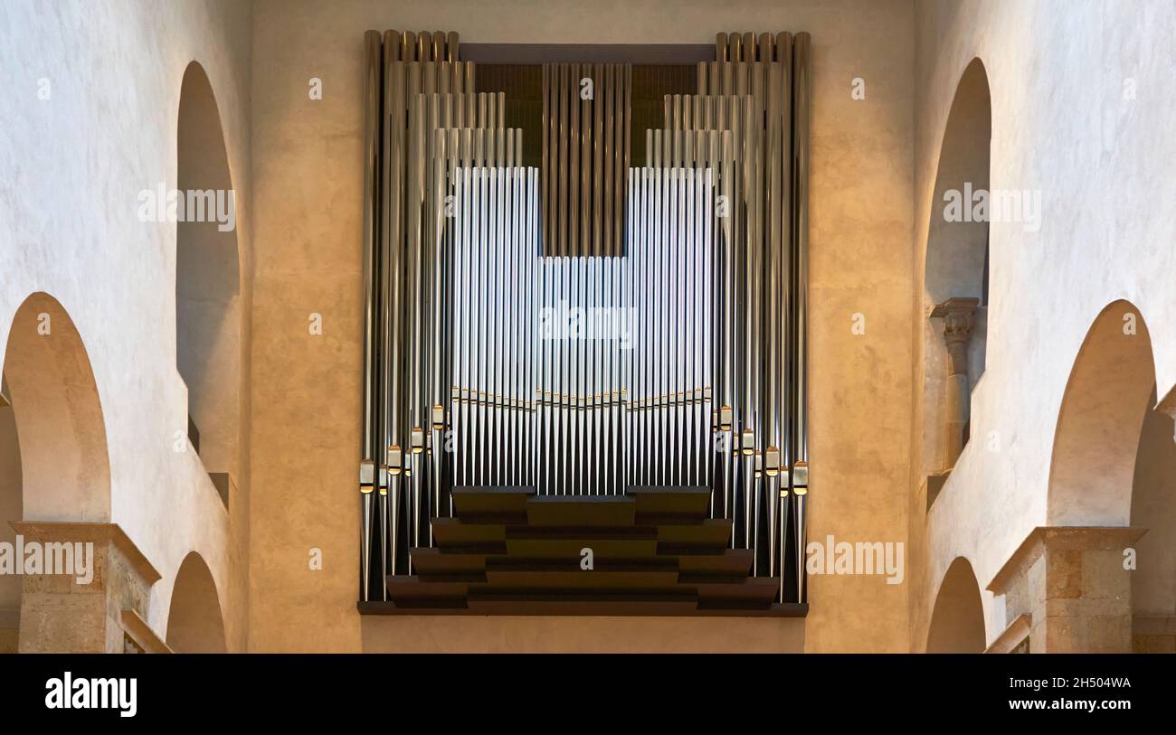 Hildesheim, 4. November 2021: Moderne, glänzende Orgelpfeifen der Orgel im Dom an der Wand Stockfoto
