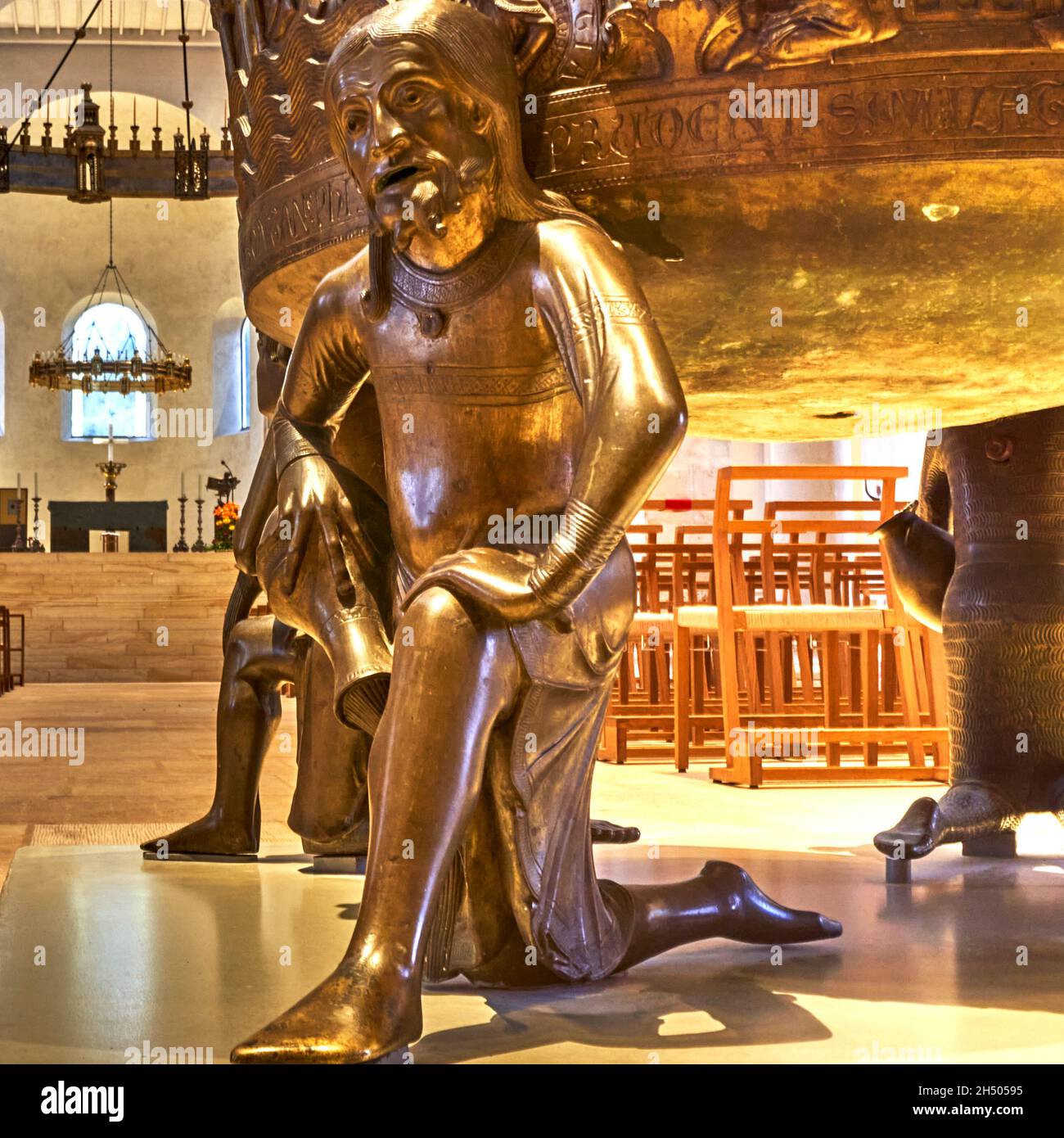 Hildesheim, 4. November 2021: Figur eines Jüngers Jesu als Stütze und Fuß für das bronzene Taufgefäß Stockfoto