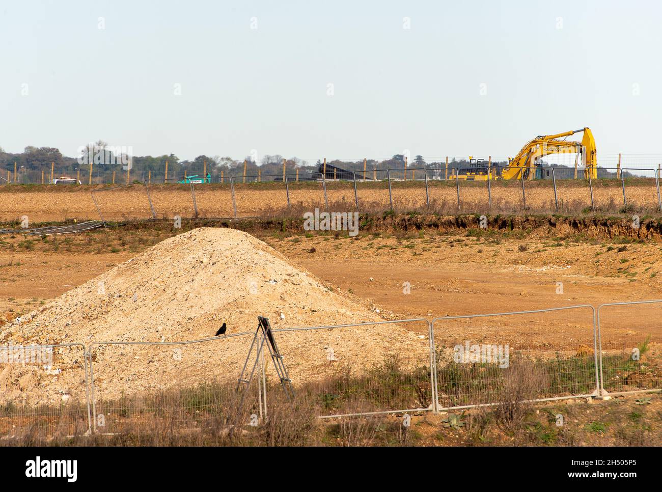 West Hyde, Großbritannien. November 2021. Das HS2 South Portal Gelände, wo der Eingang zu den Chiltern Tunnels beginnt. HS2 Ltd hat mitgeteilt, dass ihre Tunnelbohrmaschinen (TBM) namens Florence und Cecilia insgesamt zwei Meilen zwischen ihnen unter den Chilterns und einem AONB ausgegraben haben. Die Hochgeschwindigkeitsstrecke von London nach Birmingham wirkt sich auf die Landschaft verschlingt aus, da HS2 weiterhin uralte Wälder stürzte und Lebensräume für Wildtiere zerstörte. Quelle: Maureen McLean/Alamy Live News Stockfoto