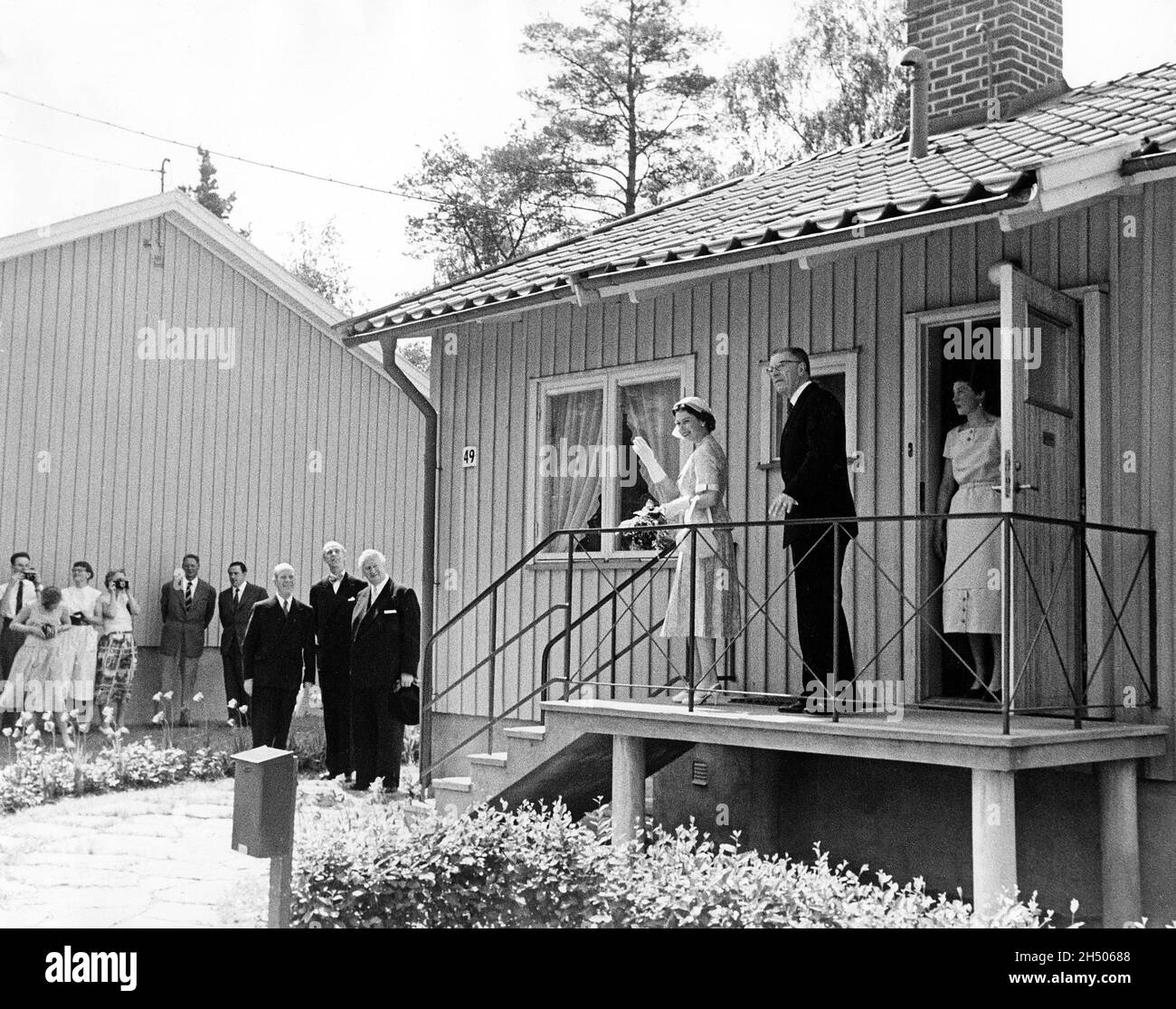 Königin Elisabeth II. Und König Gustaf VI. Adolf besuchen am 1. Juni den Maler Karl-Oskar Larsson, seine Frau und seinen Sohn in ihrem Haus in Angby, Stockholm, Schweden. Stockfoto