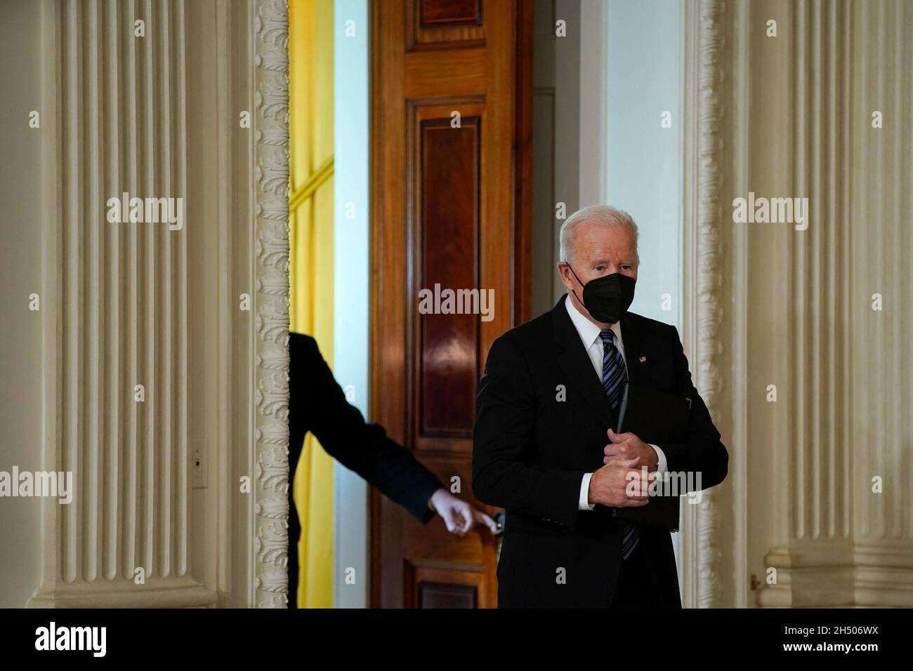 US-Präsident Joe Biden kommt am Freitag, den 5. November, zu einem Gespräch über den Jobbericht im Oktober im State Dining des Weißen Hauses in Washington, D.C., USA, 2021. Der US-Arbeitsmarkt hat sich im vergangenen Monat wieder auf Kurs gesetzt, da er einen über den Prognosen liegenden Anstieg und einen Anstieg der auf breiter Basis erzielten Gehaltszahlungen verzeichnen konnte, was auf größere Fortschritte bei der Besetzung von Millionen von Leerständen hindeutet, da die Auswirkungen der Delta-Variante verblassten. Foto von Al Drago/Pool/ABACAPRESS.COM Stockfoto