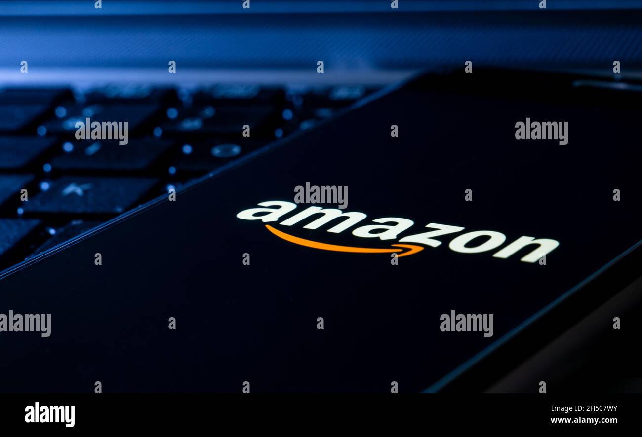 Smartphone auf einer Computertastatur mit dem Bildschirm der Amazon-Plattform Stockfoto