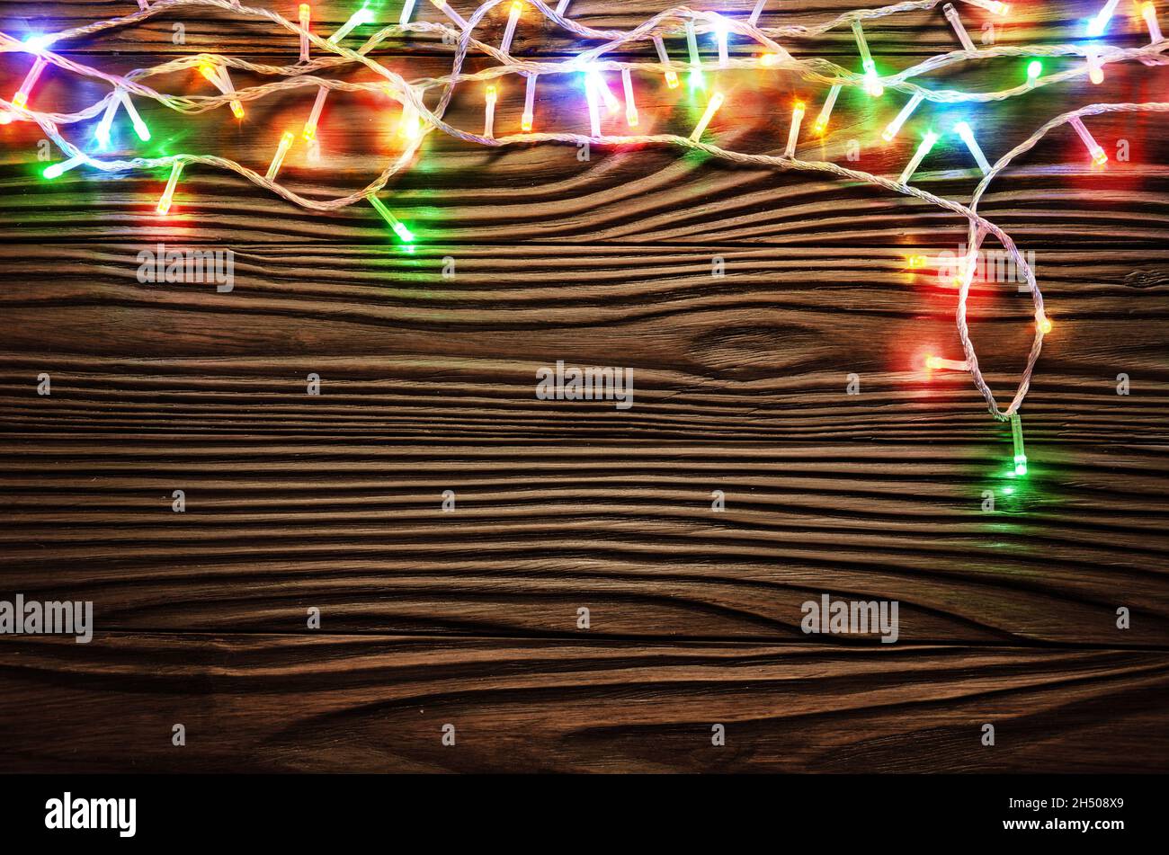 Weihnachtslichter auf dunklem Hintergrund flach mockup Rahmen für Grußkarte Stockfoto