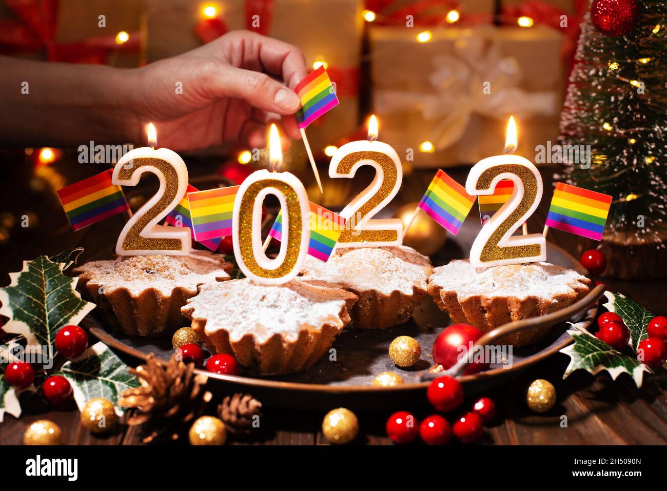 Food-Tablett mit Cupcakes Neujahr Kerzen mit Homosexuell Fahnen verziert Stockfoto