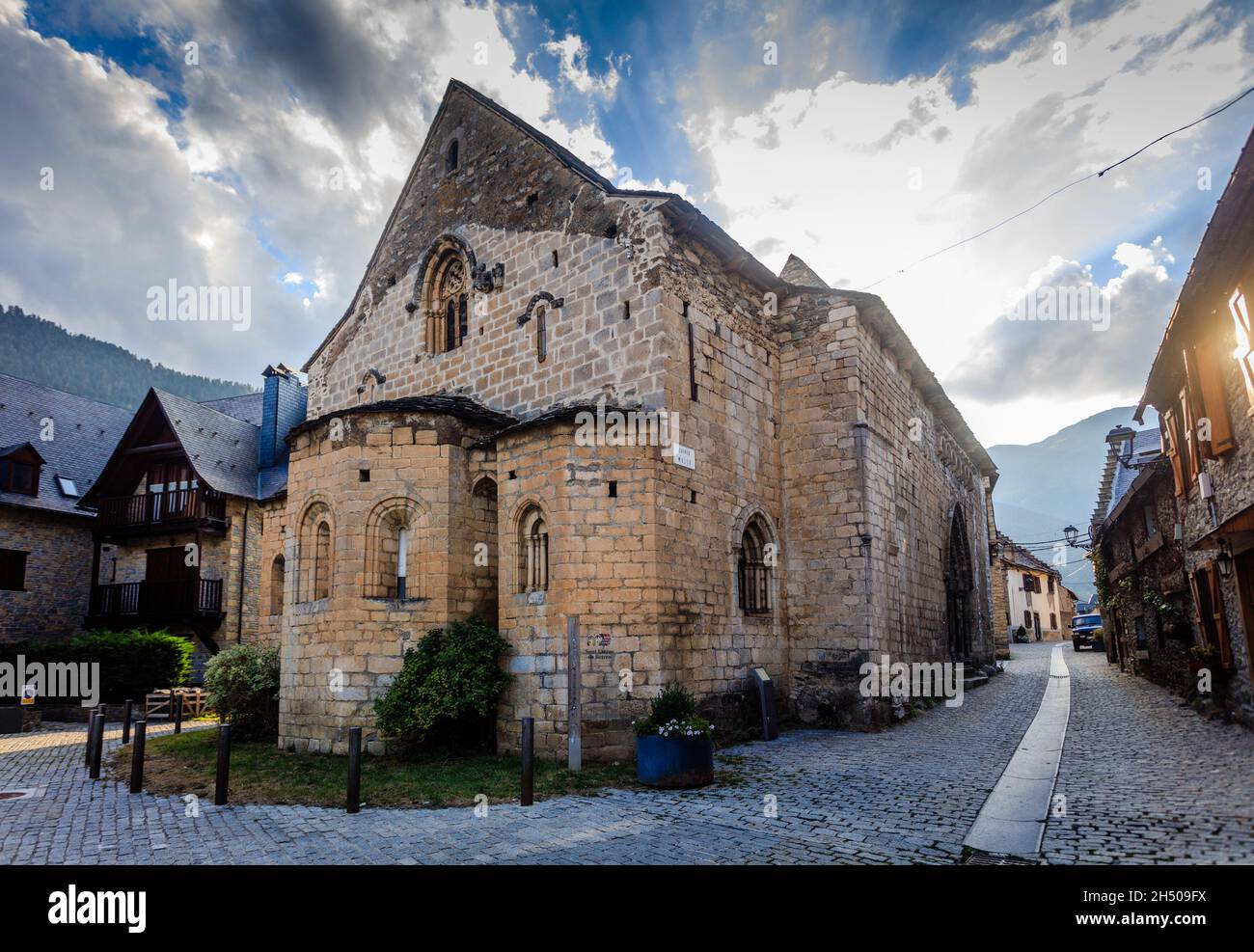 Romanische Kirche San Esteban de Betren im Aran-Tal. Lleida. Spanien. Stockfoto