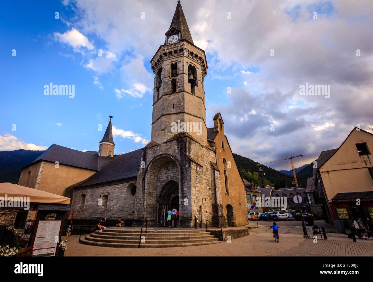 Romanische Kirche San San Miguel de Viella im Aran-Tal. Lleida. Spanien Stockfoto