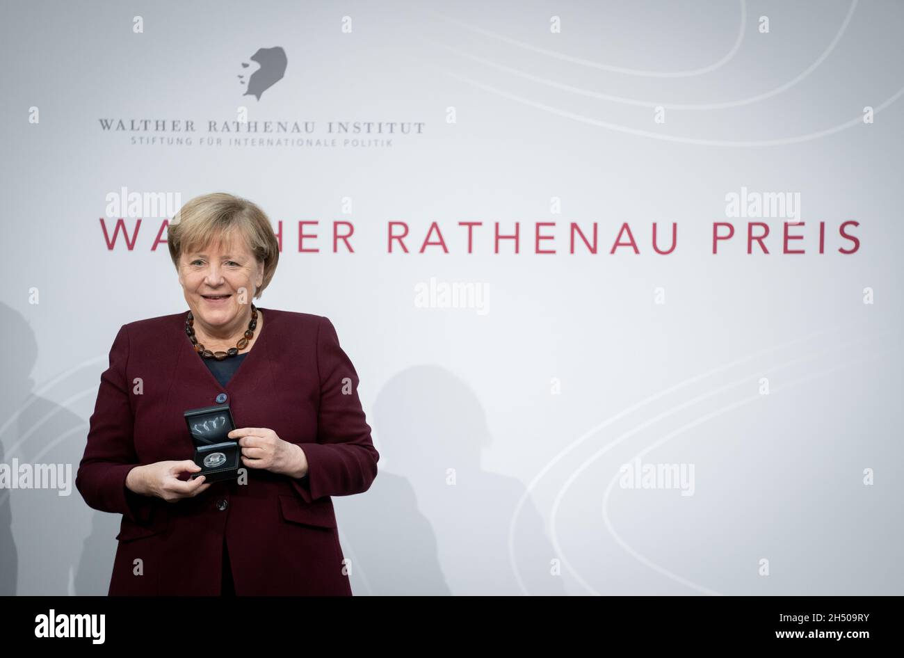 Berlin, Deutschland. November 2021. Bundeskanzlerin Angela Merkel (CDU) nimmt den Walther Rathenau-Preis 2021 entgegen. Quelle: Kay Nietfeld/dpa/Alamy Live News Stockfoto