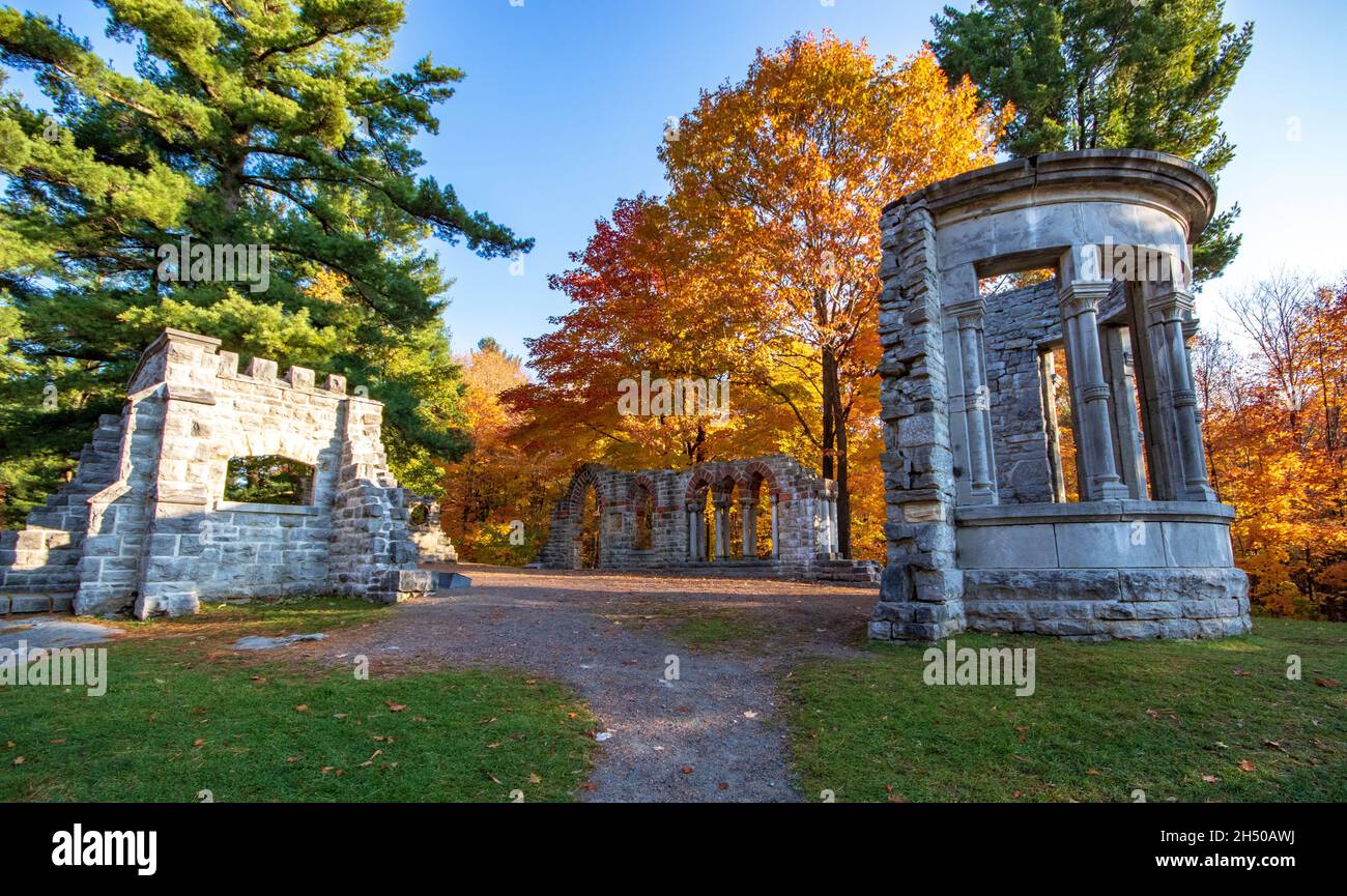 Die Abteiruinen im Herbst mit gelben und orangefarbenen Blättern im Hintergrund. Mackenzie King Estate, Gatineau Park, Quebec, Kanada. Stockfoto