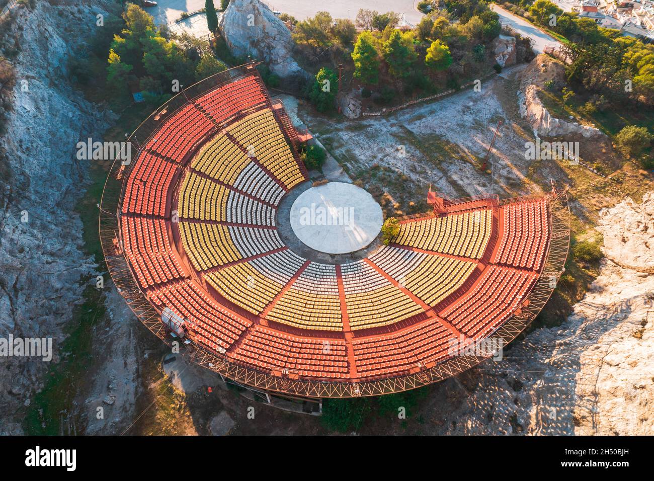 Luftaufnahme des Odeon-Gebäudes auf dem Lycabettus-Hügel in Athen, Griechenland Stockfoto