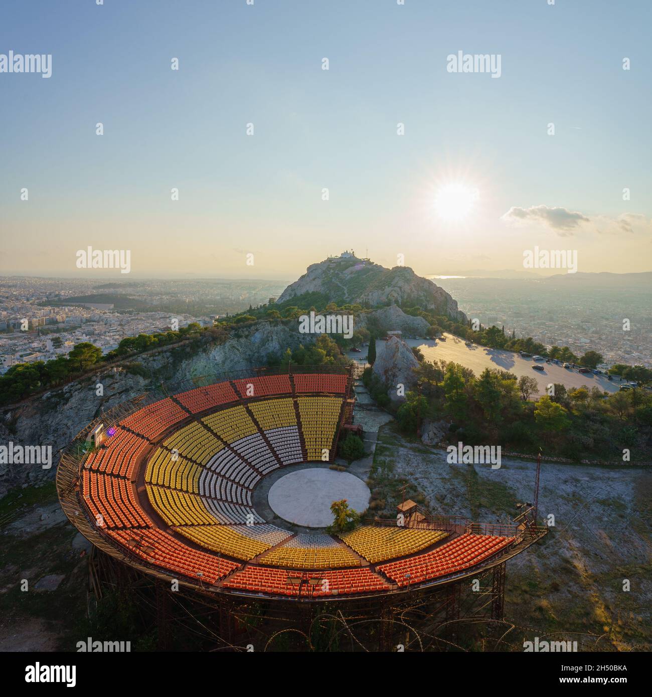 Luftaufnahme des Odeon-Gebäudes auf dem Lycabettus-Hügel in Athen, Griechenland Stockfoto