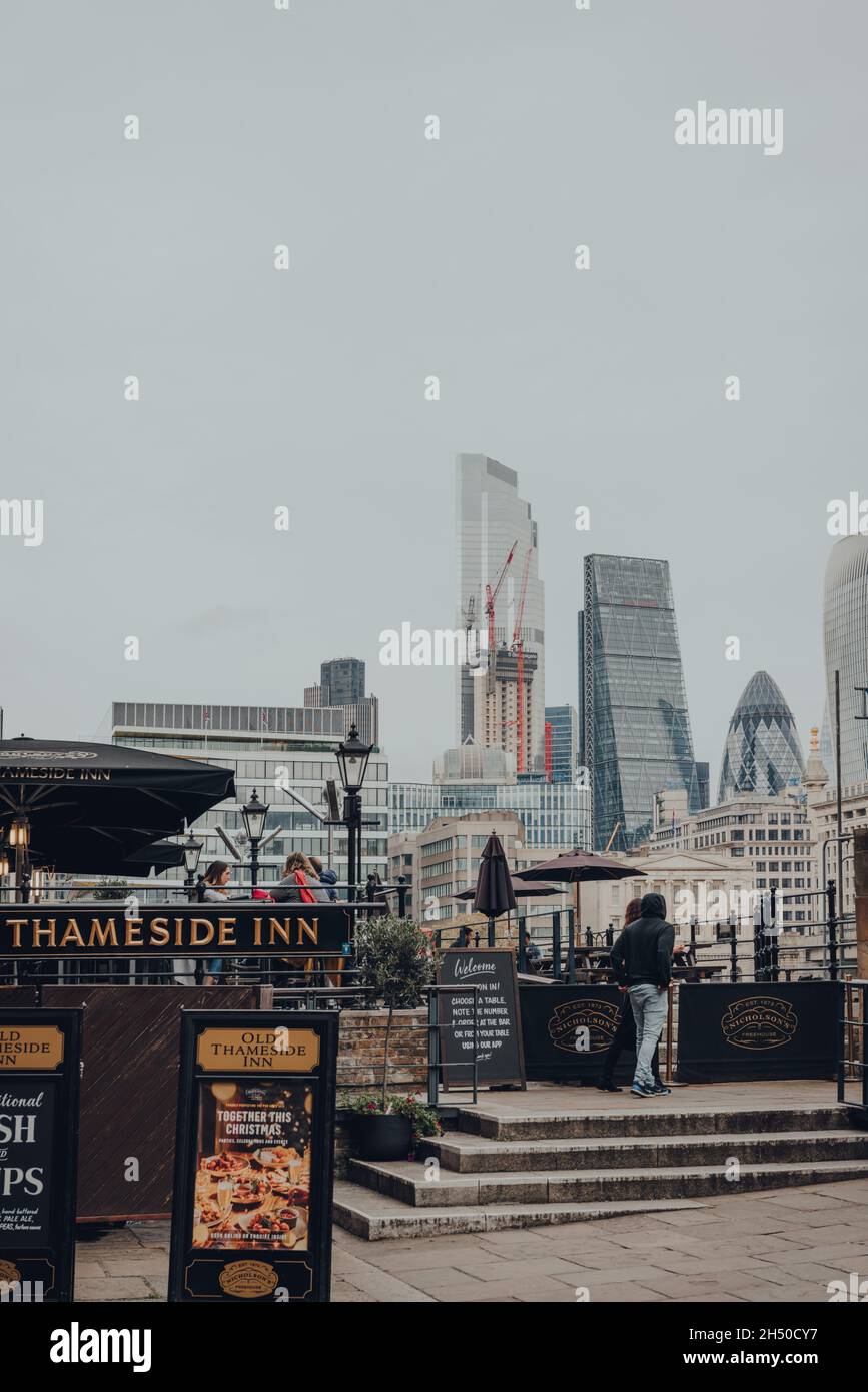 London, Großbritannien - 17. Oktober 2021: Blick auf die Skysrapper in der City of London, dem berühmten Finanzviertel der Hauptstadt, von der Themse Bankside aus. Selektiver Fokus Stockfoto