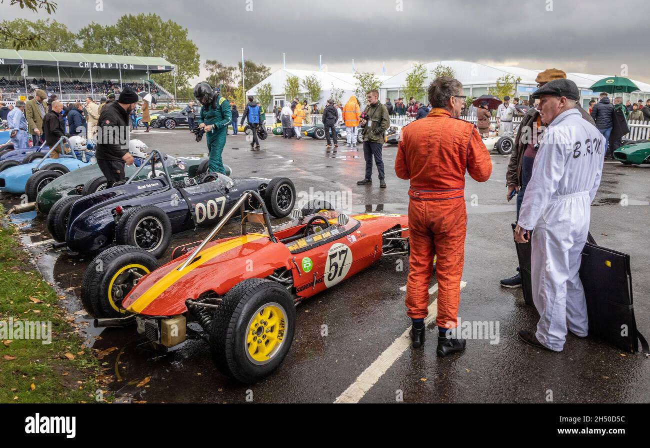 Beim 78. Goodwood Members Meeting in Sussex, Großbritannien, hält er das Fahrerlager mit den Formel-Junior-Rennern des Arundell Cup mit Heckmotor bis zu 1964. Stockfoto