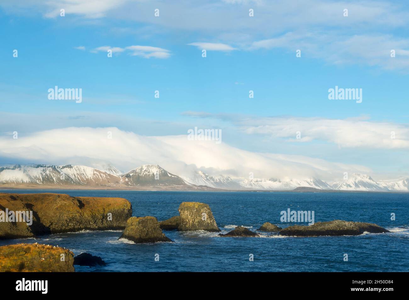 Blick von Arnarstapi aus, Richtung Osten entlang der Südküste der Halbinsel Snæfellsnesnes im westlichen Teil Islands Stockfoto