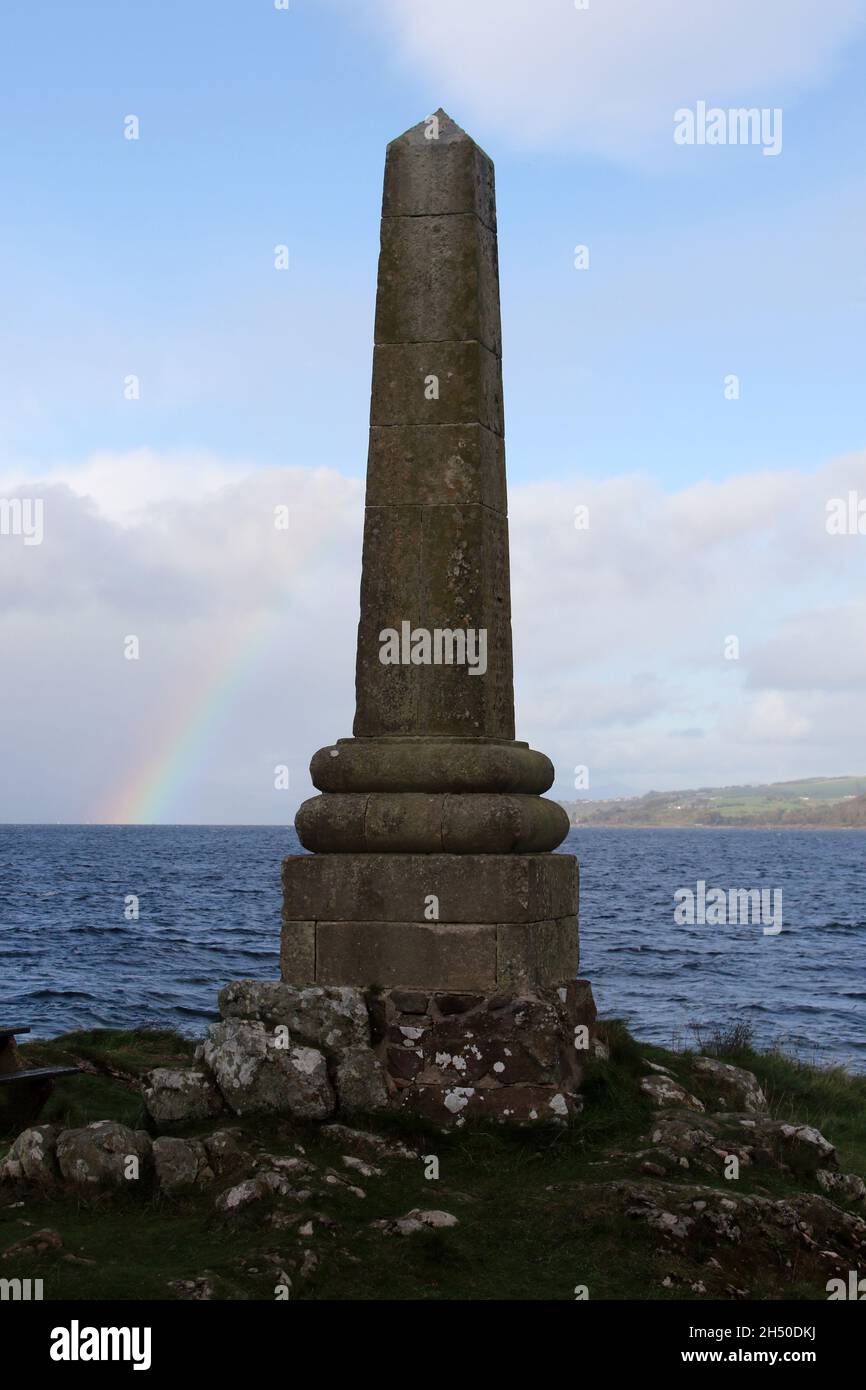 Isle of Cumbrae, Ayrshire, Schottland, Großbritannien. HMS Shearwater Monument. Errichtet von Beamten der HMS Shearwater zum Gedenken an zwei ertrunkene Midshipmänner Stockfoto