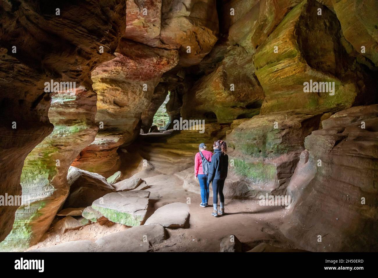 Logan, Ohio - Besucher erkunden das Rock House, eine Höhle im Hocking Hills State Park, die die Heimat der Indianer und später vielleicht auch der Banditen war. Der Stockfoto