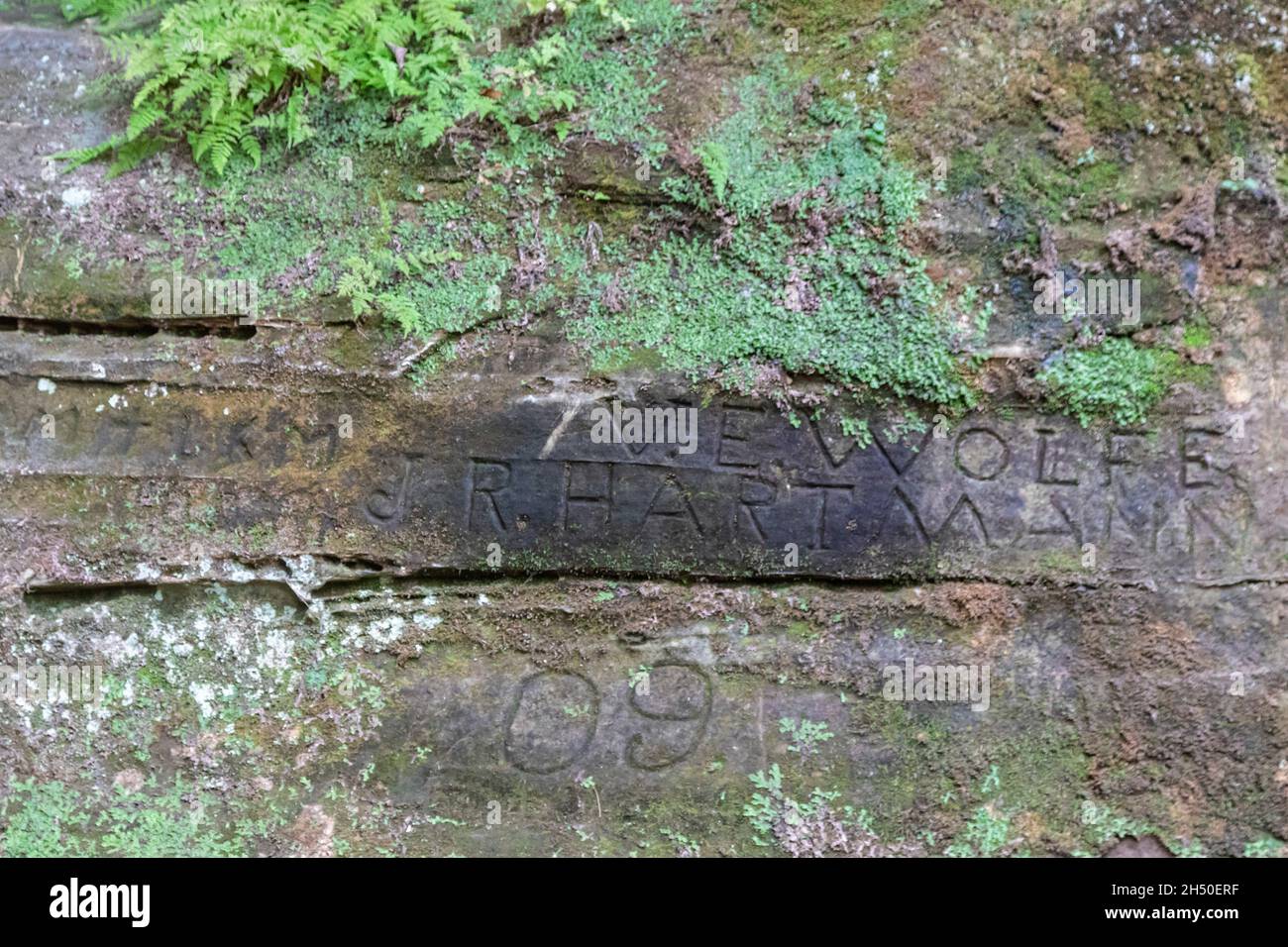 Logan, Ohio - die Namen der frühen Besucher, die im Rock House-Bereich des Hocking Hills State Park in den Fels gehauen wurden. Stockfoto