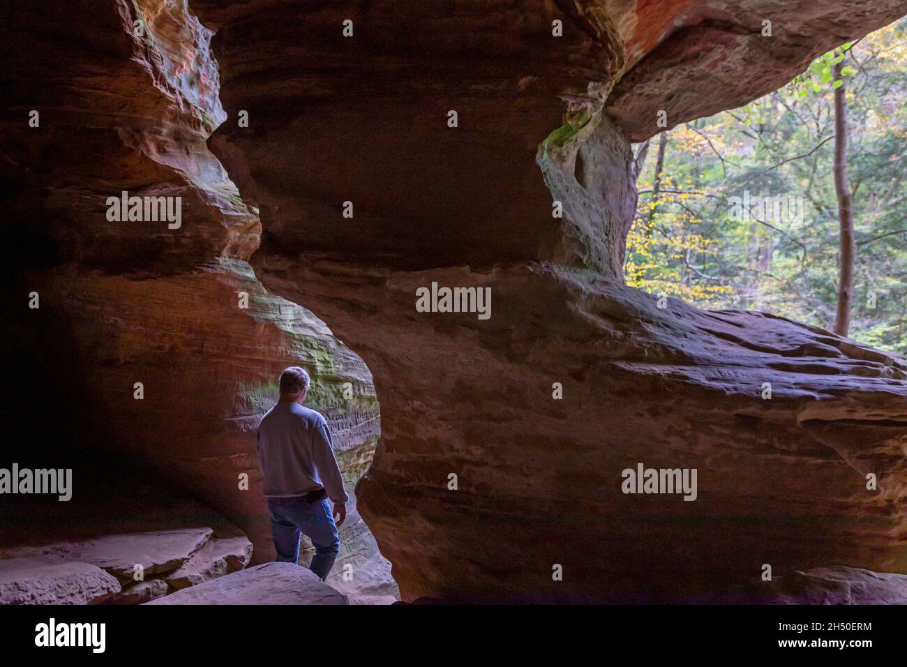 Logan, Ohio - Ein Besucher erkundet das Rock House, eine Höhle im Hocking Hills State Park, die Heimat von Indianern und später vielleicht sogar Banditen war. Th Stockfoto