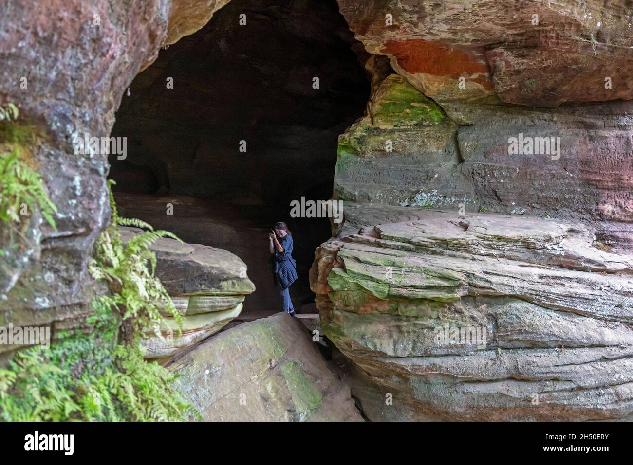 Logan, Ohio - Ein Besucher macht ein Foto in Rock House, einer Höhle im Hocking Hills State Park, die Heimat von Indianern war und später vielleicht verboten wurde Stockfoto