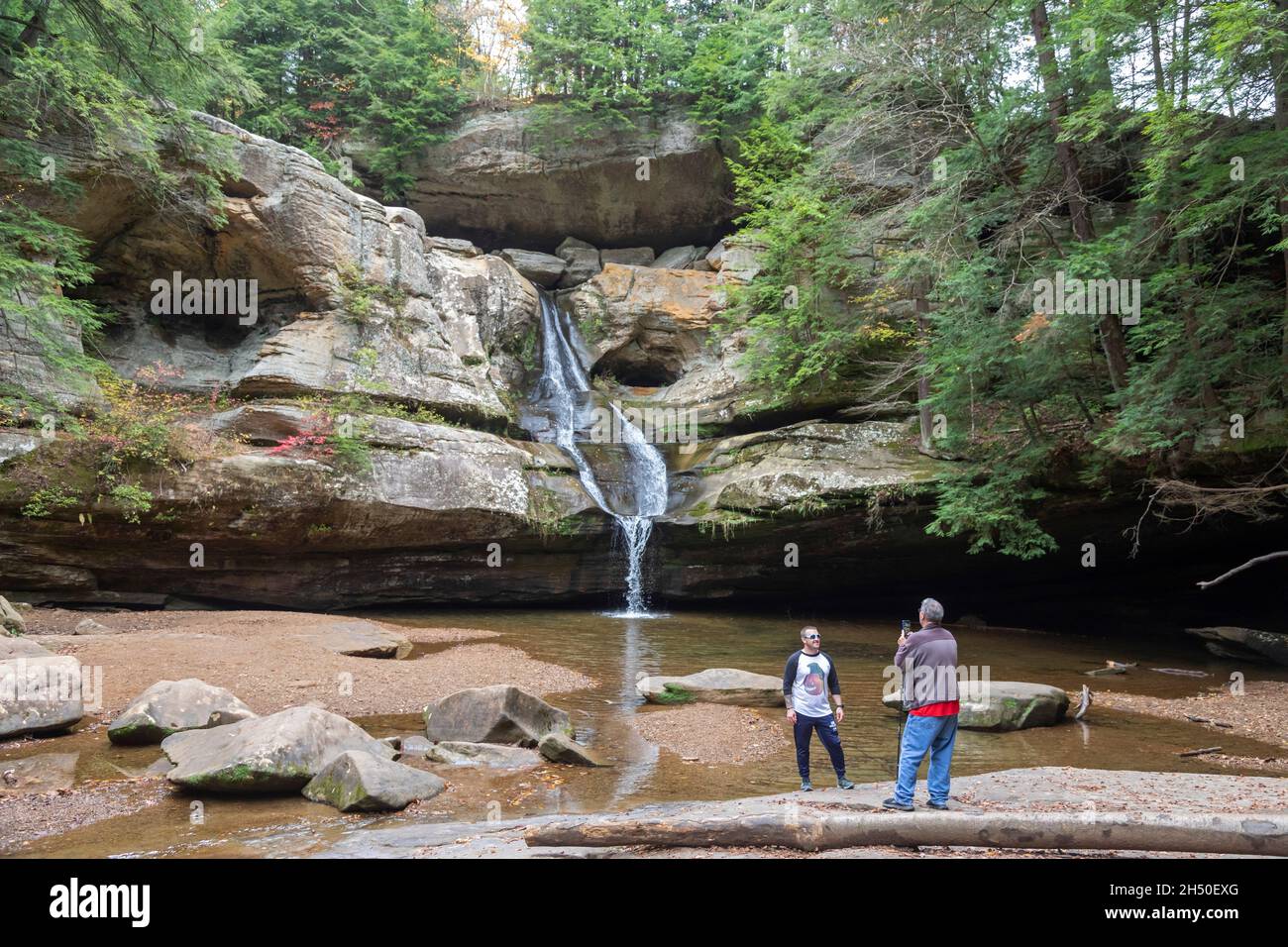 Logan, Ohio - Besucher fotografieren Cedar Falls im Hocking Hills State Park. Stockfoto