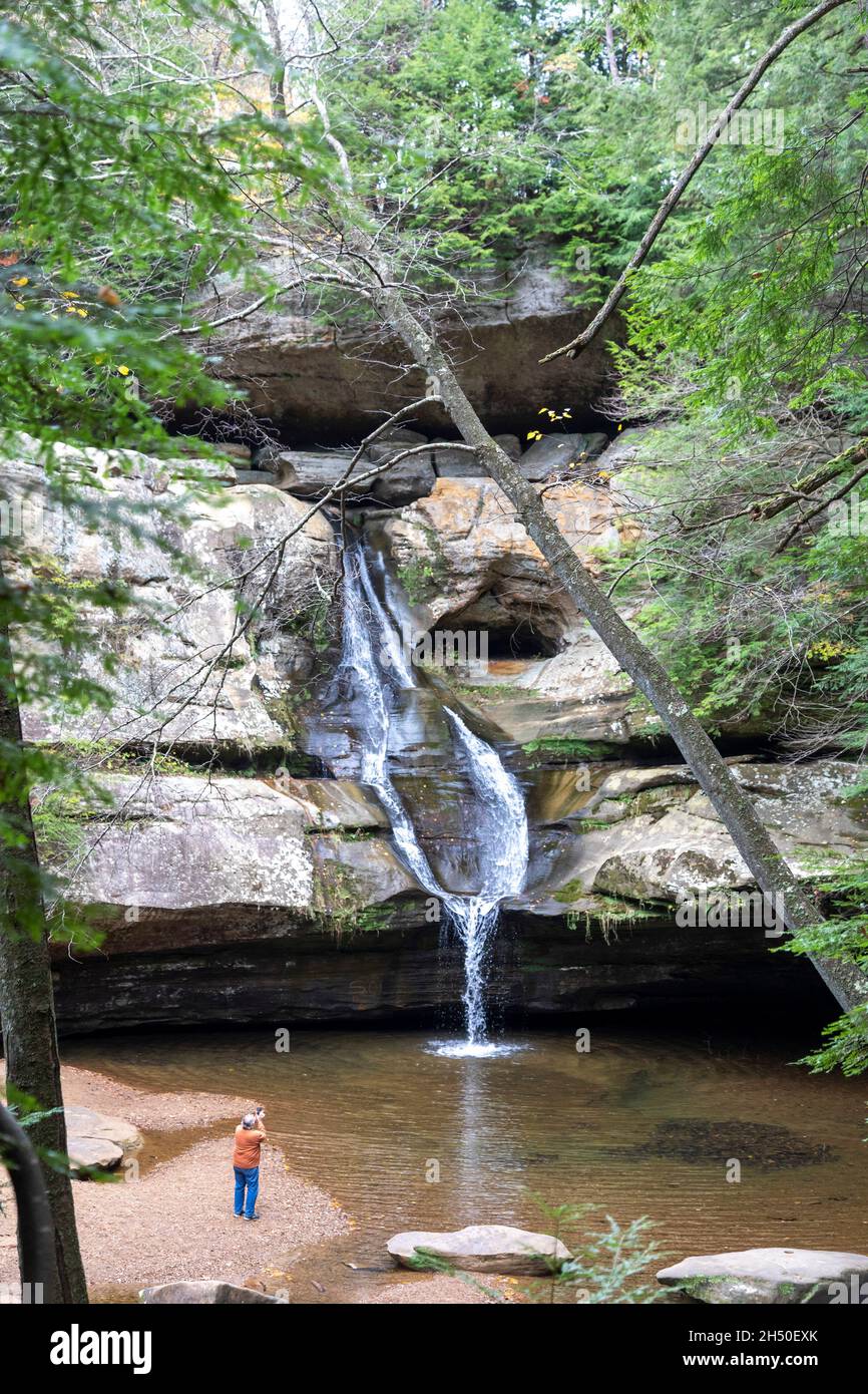 Logan, Ohio - Queer Creek gleitet über Cedar Falls im Hocking Hills State Park. Stockfoto