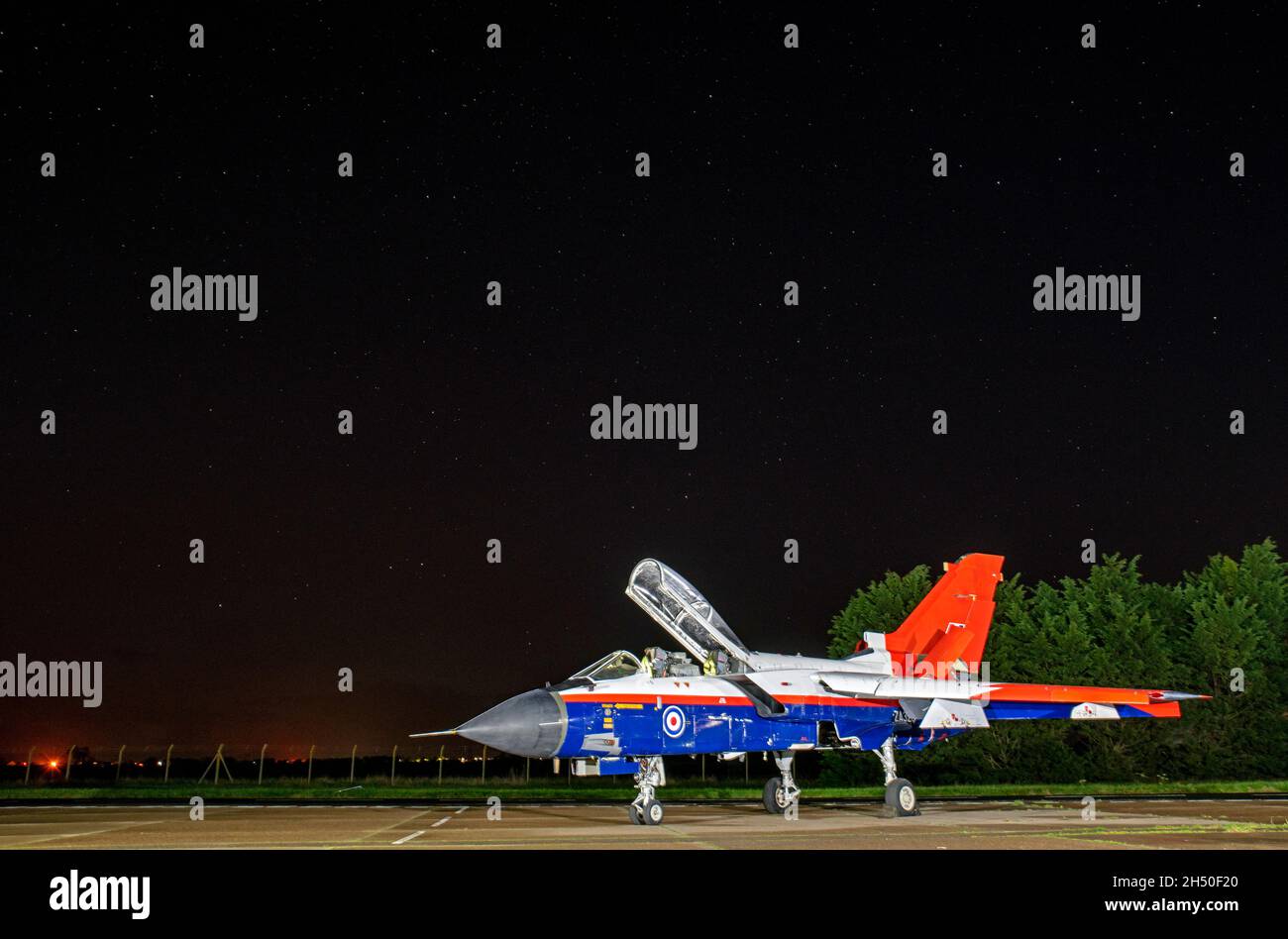 RAF Tornado GR.1, ZA326 in Himbeer-Ripple-Farbgebung bei Threshold.Aero Nachtshooting Stockfoto