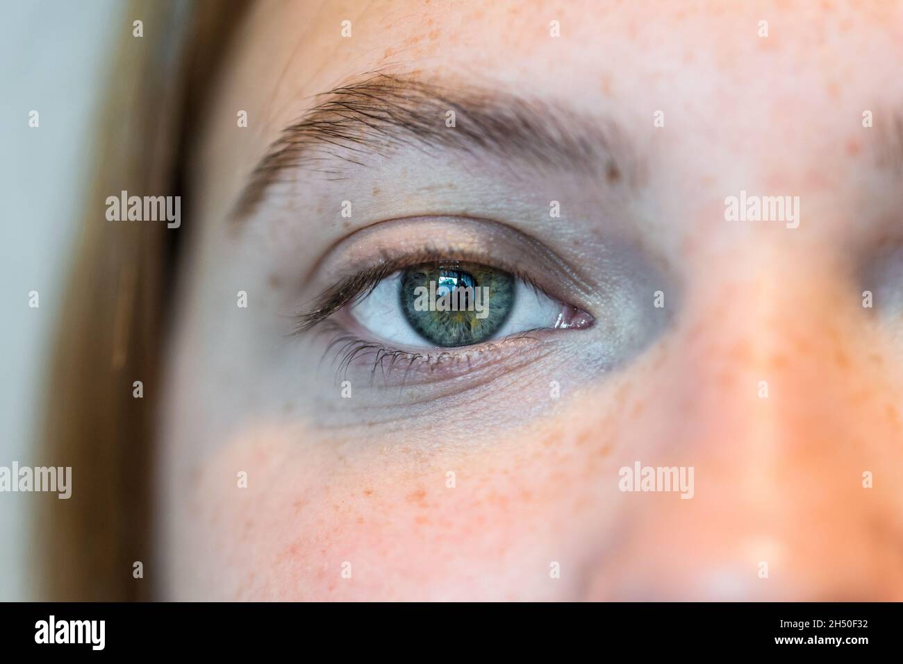 Nahaufnahme von geschminkt Auge ohne Make-up oder Kosmetik mit Iris und Augapfel Schüler der jungen weiblichen Frau, Deutschland Stockfoto