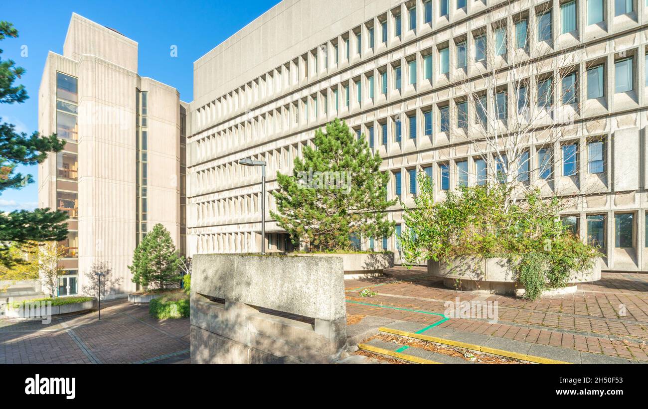 Brutalistische Architektur, Stopford House in Stockport, Manchester, mit Fassade und einem Teil der piazza. Stockport council Bürogebäude, Büros. Stockfoto