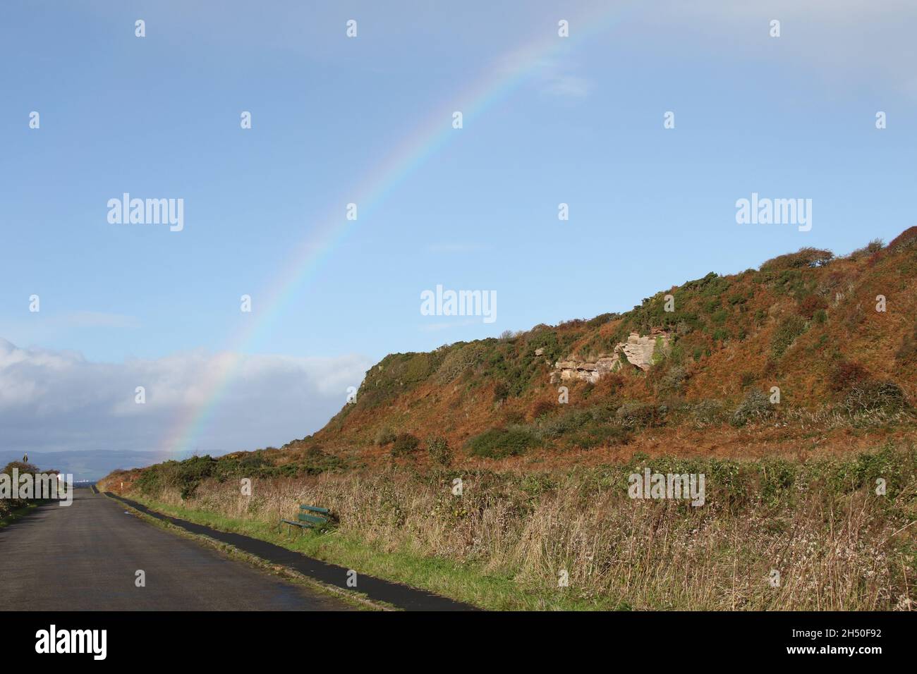 White Bay, Isle of Cumbrae, Ayrshire, Schottland, Großbritannien. Regenbogen über dem Meer Stockfoto