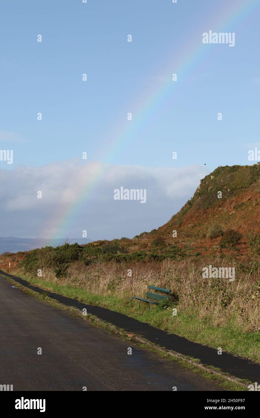 White Bay, Isle of Cumbrae, Ayrshire, Schottland, Großbritannien. Regenbogen über dem Meer Stockfoto