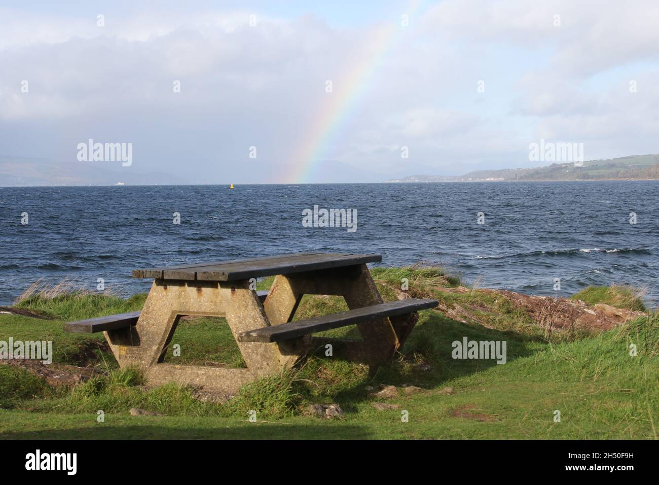 White Bay, Isle of Cumbrae, Ayrshire, Schottland, Großbritannien. Regenbogen über dem Meer Stockfoto
