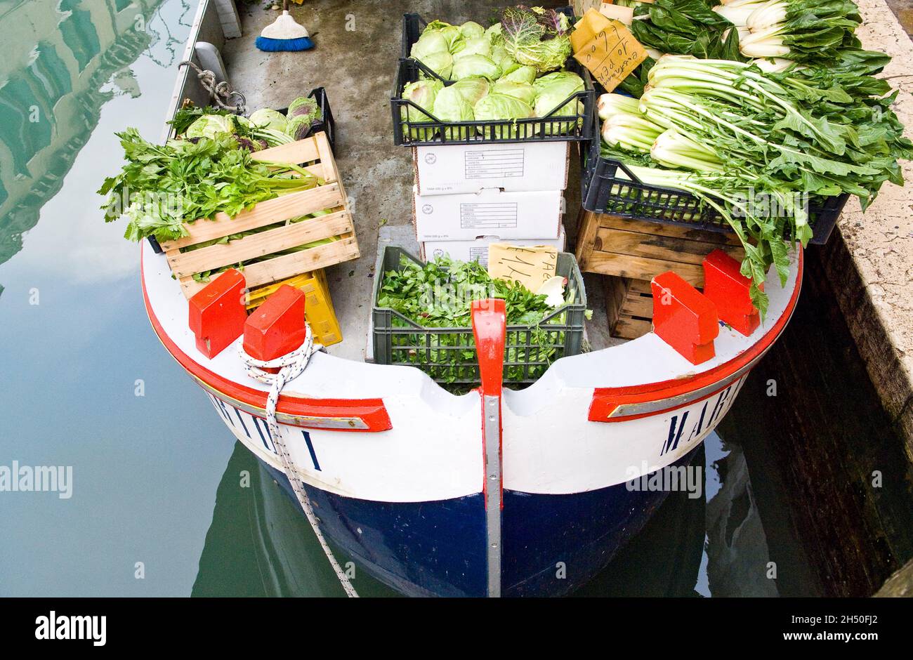Obst und Gemüse zum Verkauf auf einem venezianischen Boot, venedig, italien Stockfoto