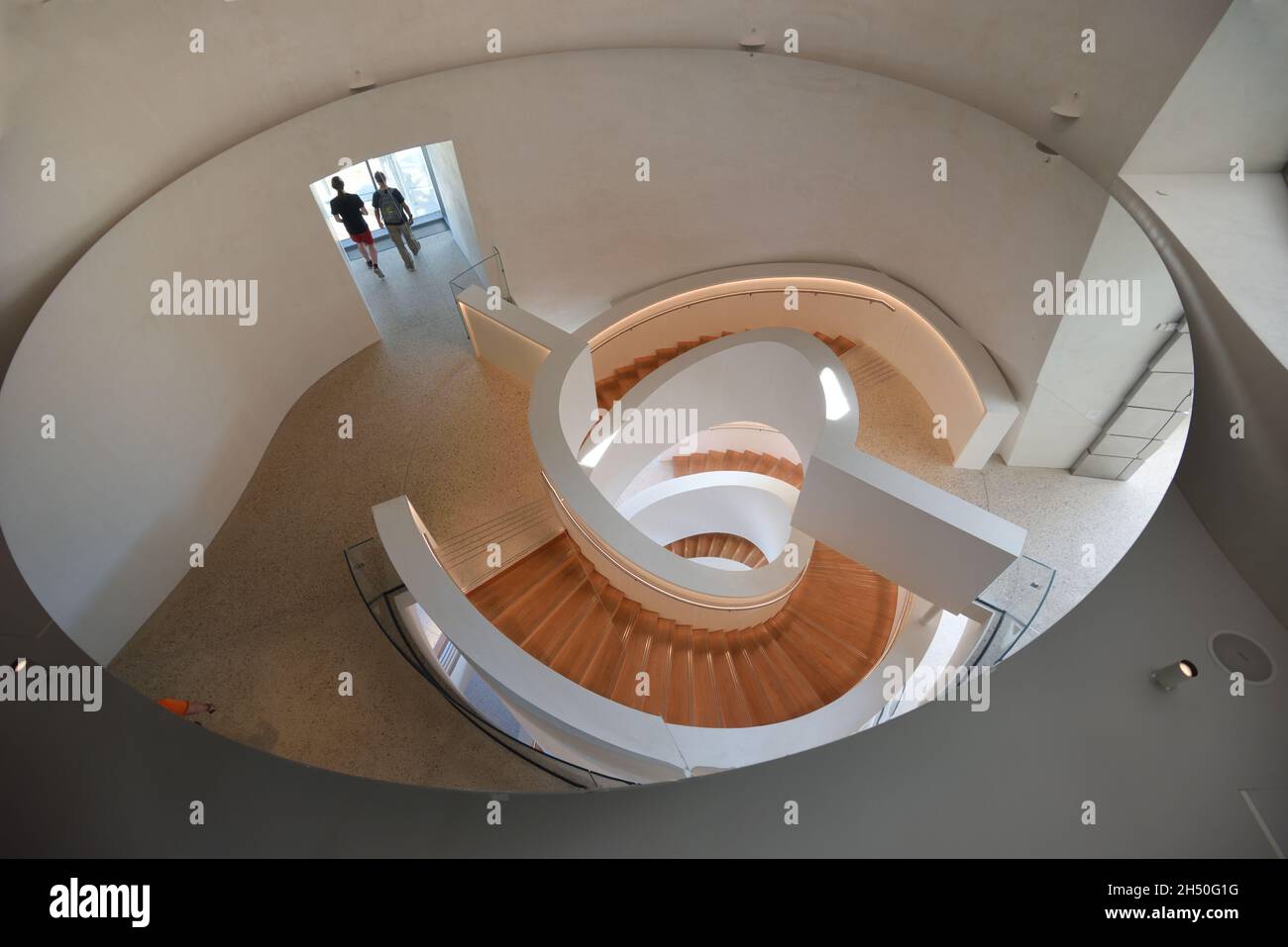 Wendeltreppe spiegelt sich im drehbaren Deckenspiegel im LUMA Tower, Art Gallery & Arts Centre, entworfen von Frank Gehry, Arles Provence France Stockfoto