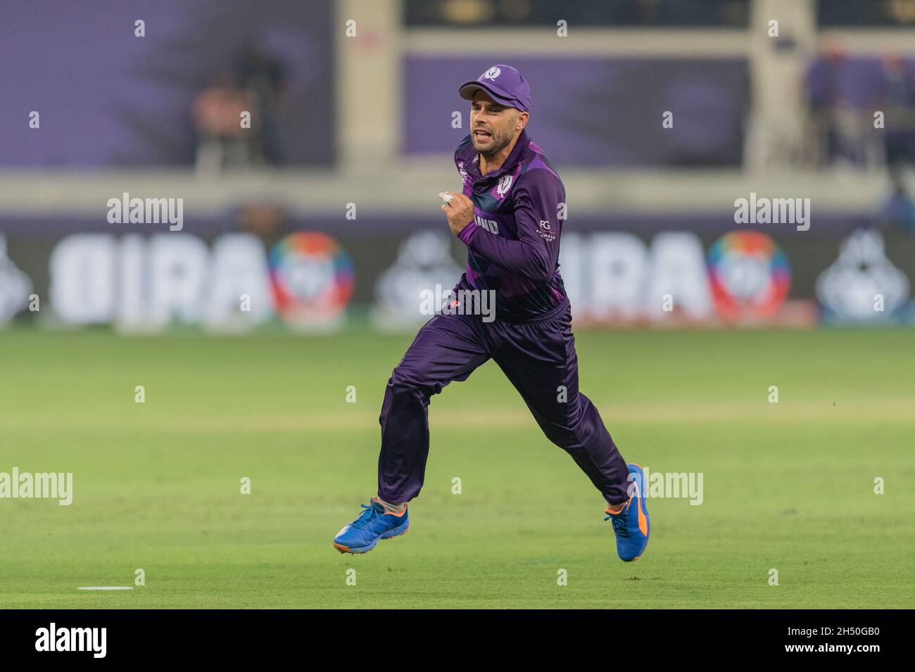 Kyle Coetzer, Kapitän von Schottland, jagt den Ball während des ICC Mens T20-Weltcup-Spiels zwischen Indien und Schottland am 05. November 2021 im Dubai International Cricket Stadium, Dubai, VAE. Foto von Grant Winter. Nur zur redaktionellen Verwendung, Lizenz für kommerzielle Nutzung erforderlich. Keine Verwendung bei Wetten, Spielen oder Veröffentlichungen einzelner Clubs/Vereine/Spieler. Kredit: UK Sports Pics Ltd/Alamy Live Nachrichten Stockfoto