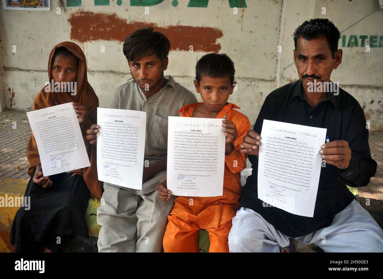 Die Bewohner von Bulri Shah veranstalten am Freitag, den 05. November 2021, im Hyderabad-Presseclub eine Protestdemonstration gegen die hohe Händigkeit einflussreicher Menschen. Stockfoto