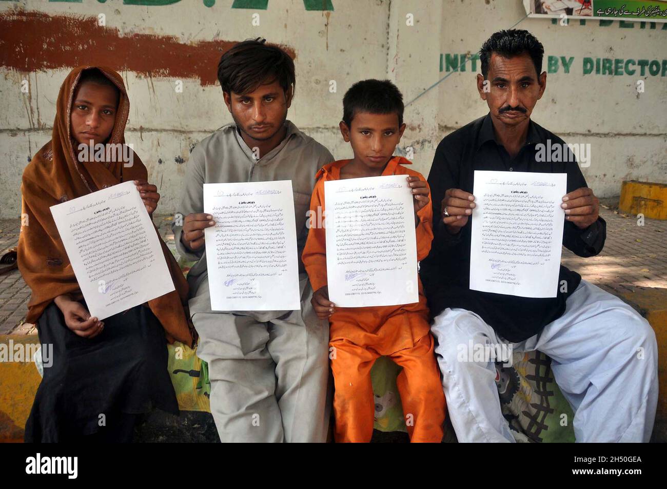 Die Bewohner von Bulri Shah veranstalten am Freitag, den 05. November 2021, im Hyderabad-Presseclub eine Protestdemonstration gegen die hohe Händigkeit einflussreicher Menschen. Stockfoto