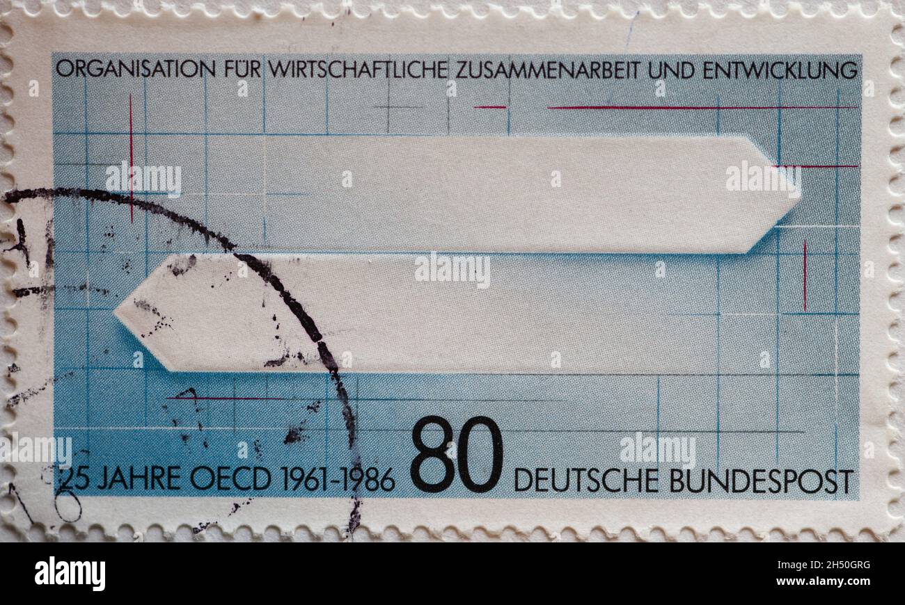 DEUTSCHLAND - UM 1986 : eine Briefmarke aus Deutschland, die Pfeile in verschiedene Richtungen zeigt. 25 Jahre Organisation für wirtschaftliche Zusammenarbeit und Stockfoto