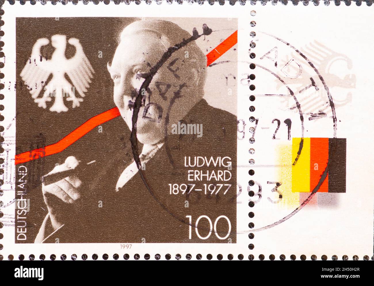 DEUTSCHLAND - UM 1997 : eine Briefmarke aus Deutschland, die ein Porträt des Politikers, Ökonomen und Wirtschaftsministers Ludwig Erhard auf seinem 100 Stockfoto