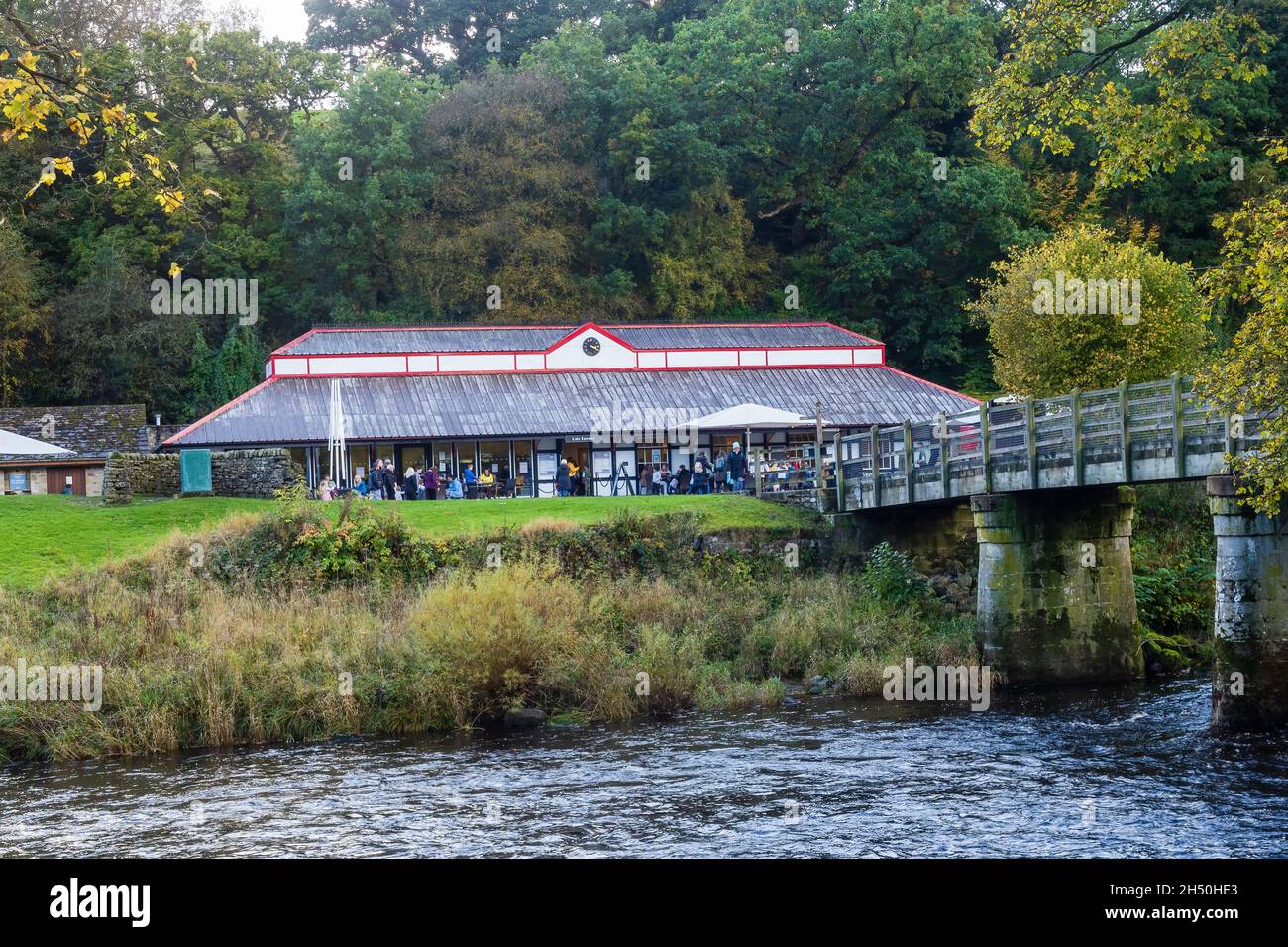 25.10.21 Bolton Abbey, North Yorkshire, Großbritannien die Strid Teestuben auf der anderen Seite des Flusses Wharfe in der Nähe der Bolton Abbey in den Yorkshire Dales Stockfoto