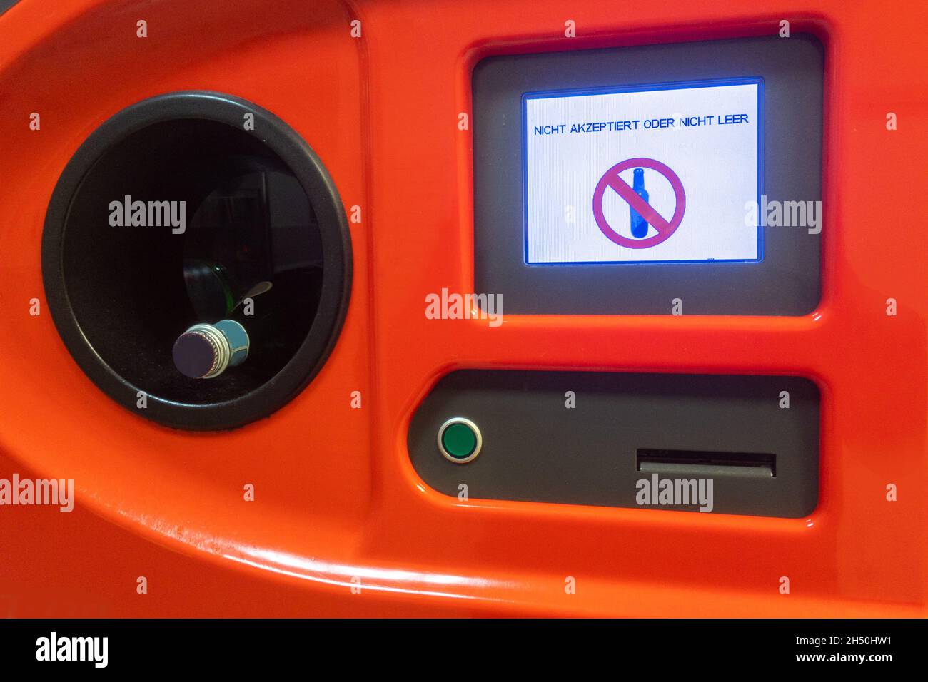 Orangefarbener Flaschenrückgabeautomat in einem Lebensmittelgeschäft, das auf Deutsch zeigt: Nicht akzeptiert oder nicht leer Stockfoto