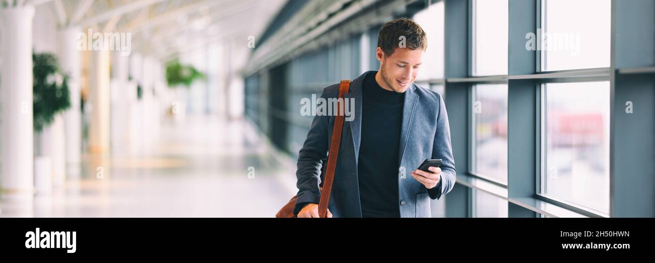 Mann mit Telefon - junger Geschäftsmann mit Smartphone am Flughafen. Leger städtischen professionellen Business Mann SMS Handy glücklich in Büro Banner Stockfoto