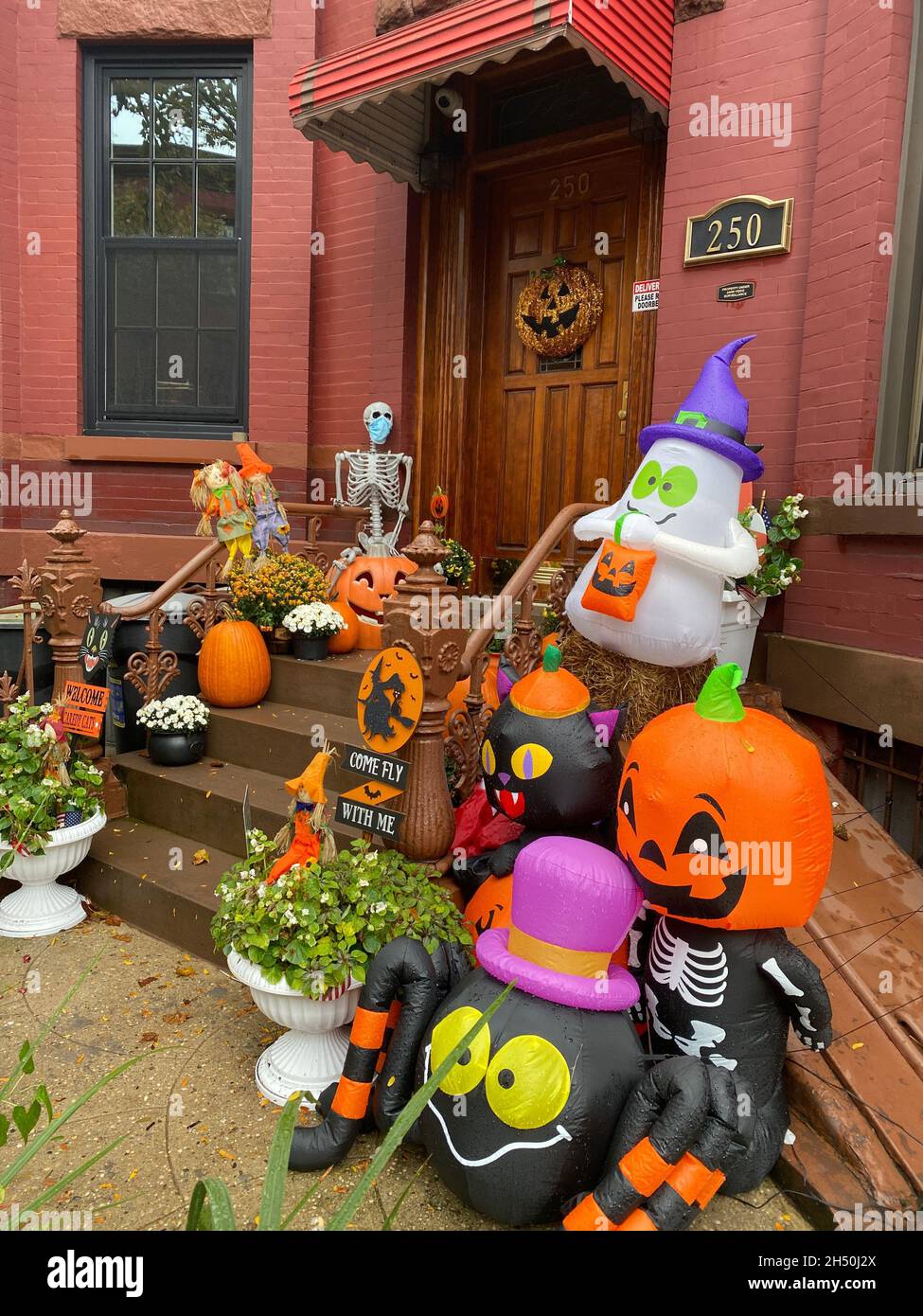 Halloween-Dekorationen vor einem Stadthaus im Park Slope-Viertel von Brooklyn, New York. Stockfoto