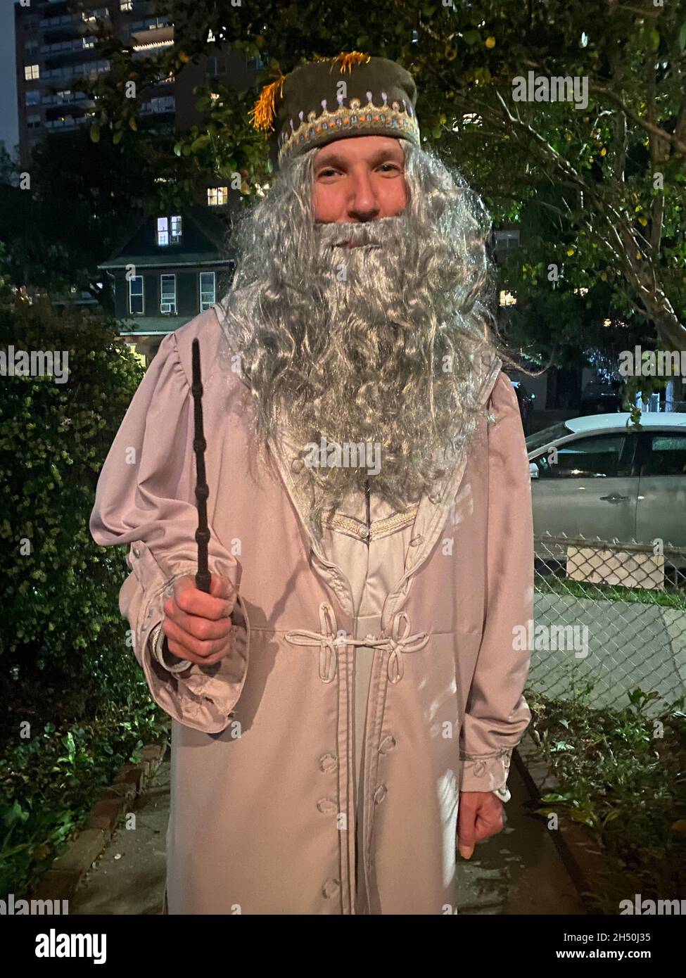 Porträt eines Mannes, der als Zauberer Dumbledore aus den Harry Potter Büchern zu einer Halloween-Party geht. Evening, Brooklyn, NY. Stockfoto