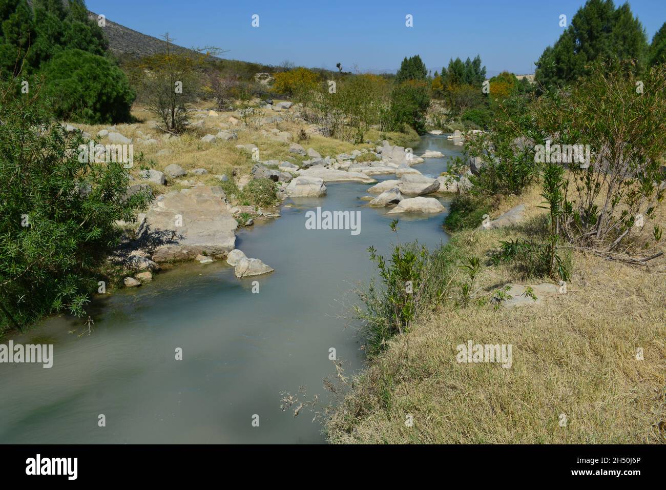 Verschmutzter Fluss und fast trocken. Nördlich von Mexiko. Stockfoto