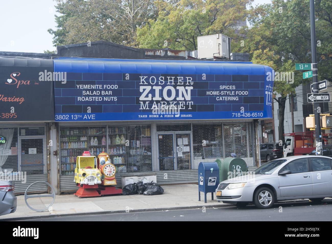 Die 13th Avenue ist das zentrale Geschäftsviertel der orthodoxen jüdischen Gemeinde Borough Park in Brooklyn, New York. Stockfoto