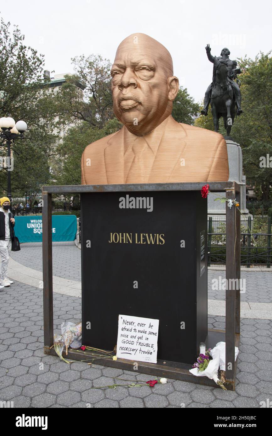 Kunstinstallation auf dem Union Square in NYC von Chris Carnabuci mit Büsten von George Floyd, John Lewis und Breonna Taylor. Schneiden Sie Okoumesperrholz, Bronze-Finish. Teil der SEEINJUSTICE Serie von konfrontieren Art CNC. Stockfoto