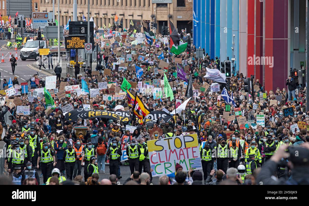 COP26 Fridays for Future, Climate Strike, Kelvingrove Park, Glasgow, Großbritannien. November 2021. Die Umweltaktivistin Greta Thunberg hat an Glaswegier und andere appelliert, sich dem Protest anzuschließen. Organisiert von Fridays for Future Scotland, mit Teilnehmern, die um 11.30 Uhr vom Kelvingrove Park zum George Square marschieren und den marsch gegen 14.40 Uhr für Reden auf dem George Square beenden. Quelle: Arch White/Alamy Live News Stockfoto