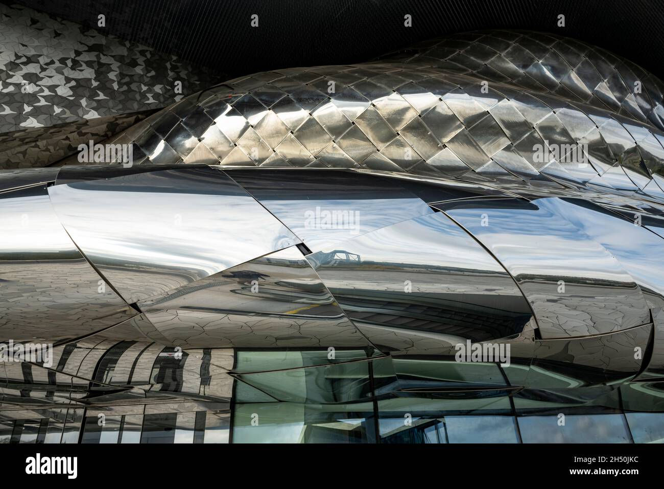 Details der Fassade der Philharmonie de Paris, des Pariser Konzertsaals im Parc La Villette, Paris, Frankreich Stockfoto