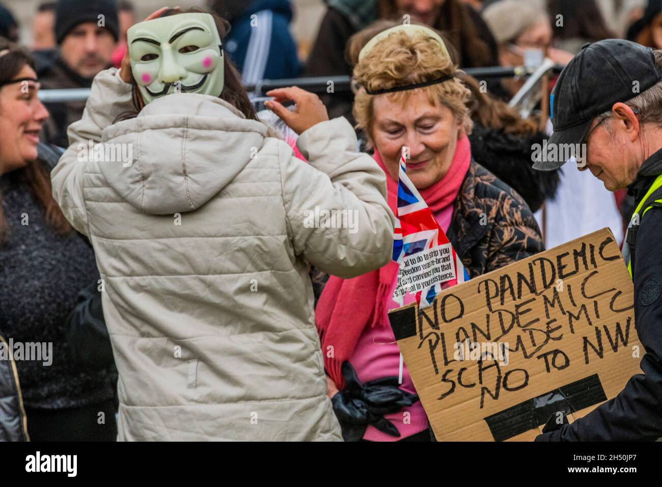 London, Großbritannien. November 2021. Nachrichten über scamdemics Genozid - Eine kleine Anti-Impfung, Anti-Lockdown, Freiheitsprotest auf dem Parliament Square in der Guy Fawkes Nacht. Kredit: Guy Bell/Alamy Live Nachrichten Stockfoto